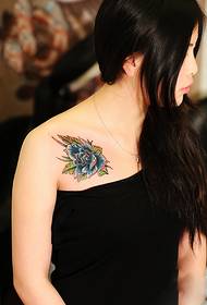 सुगंधित कंधे के फूल फैशन टैटू चित्र