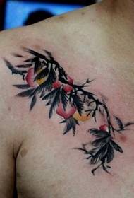 en uppsättning personliga axeltatueringar