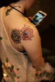 美女玫瑰花肩部纹身图片