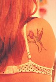 मादक सौंदर्य खांद्यावर सुंदर गोंडस पक्षी टॅटू चित्र