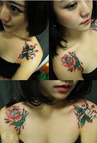 Sexy dievča rameno krásne krásne tetovanie obrázok
