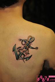 Татуировка с изображением якоря на спине