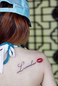 性感女生肩部背字母唇印纹身图案图片