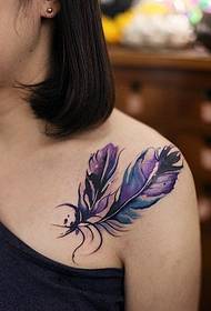 Модно женско рамо, добре изглеждащо цветно перо татуировка модел картина