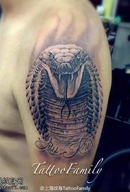 Pola tattoo kobra realistis