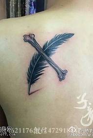 Patrón de tatuaxe ósea de plumas no ombreiro