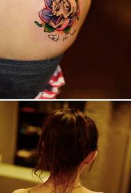 Fotos creativas del tatuaje de la muchacha del hombro del cráneo
