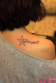 女の子の肩は英語の新鮮なタトゥーの写真を星します