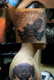Immagine di tatuaggio religioso tradizionale di spalla
