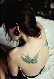 Kvinnlig axel färg sväljer tatuering mönster bild