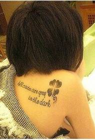 Женски рамене красиви красиви снимки с татуировка на детелина с четири листа