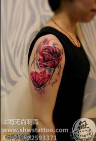 Убава афион цветна тетоважа на рамото