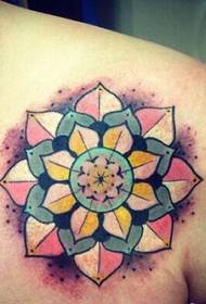 Prilično popularna slika cvijeća totem tetovaža na djevojčinu ramenu