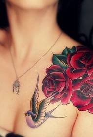 Spalle femminili bellissimo bel tatuaggio floreale