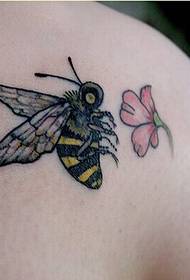 Imagem de padrão de tatuagem de abelha bonita moda ombro feminino
