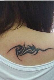 Immagine creativa del tatuaggio del piccolo modello della spalla femminile bella
