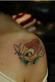 Slika ženskog ramena dobrog izgleda uzorak jelena tetovaža u boji