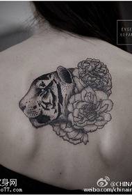 Klasika tatuado de tigra peonia floro-ŝablono