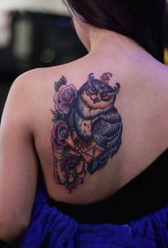 Slika djevojka ramena sova tetovaža