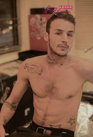 Europako eta Ameriketako gizonen sorbaldak ingelesezko tatuaje marrazkiak