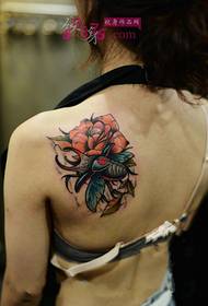 Картинка татуювання на плечі жука з ароматом краси