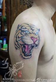 Domineering tiger head tattoo pattern on the shoulder