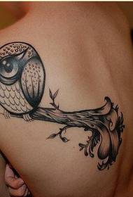 Личност женско рамо мода добре изглеждаща сова татуировка снимка