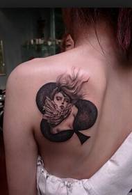 Креативна лепа девојка портрет тетоважа слика