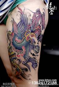 Hermoso tatuaje de la leyenda del fénix en el hombro