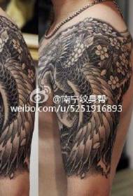 Класичан узорак тетоваже доминирајућих крила