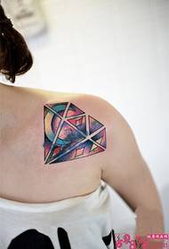 Imagine de tatuaj creț cu diamant înstelat