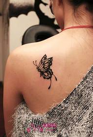 소녀 향기로운 어깨 작은 나비 문신 사진