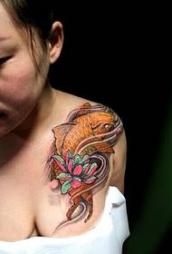 여자의 어깨에 아름답고 세련된 전통 오징어 문신 사진