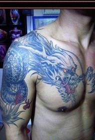 Tatouage de dragon chinois sur l'épaule d'un bel homme sans nom