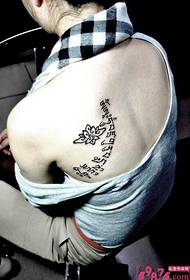 Девојка задно рамо санскритска тотемска слика за тетоважа