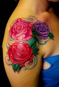 Svetla cvetna tetovaža na rami