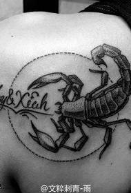 Na ramenu klasični uzorak tetovaže pletenice