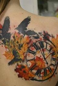 En kvinnlig axelfärg tatuering mönster bild