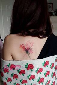 Modna tetovaža slike ramenskega cvetja