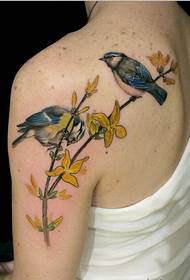 Imagen de tatuaje de pájaro y moda limpia y vívida en el hombro