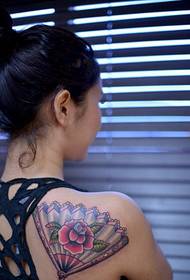 Girls' shoulders, fashion, good-looking fan tattoo pattern pictures