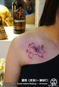 Ružičasti uzorak tetovaže lotosa