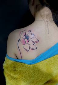 Skönhet doftande axel liten färsk lotus tatuering bild