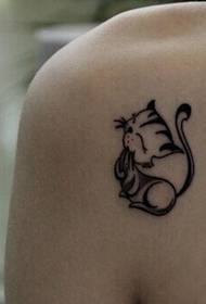 मुलींनी खांद्यावर सुंदर गोंडस गुरगुबीत मांजरीचे टॅटू चित्रे घेतली