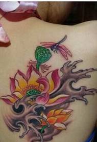 Belles épaules, beau lotus, photo de tatouage