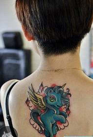女人肩背彩色独角兽纹身图案图片