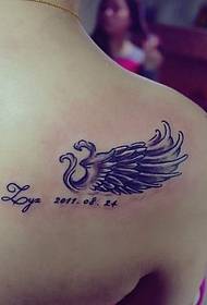 섹시한 어깨 하나의 날개 아름다운 문신 사진