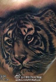 肩に虎のタトゥーパターン