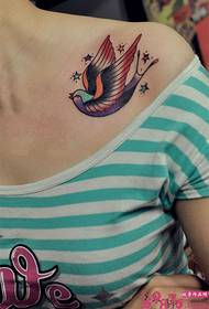 Ramena mala svježa slika lastavice tetovaža