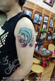 肩部部蓝色小海豚纹身图案